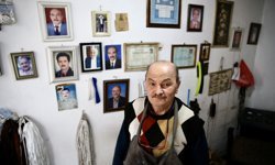 Ayakkabı tamircisi vefat eden dostlarının hatırasını fotoğraflarda yaşatıyor