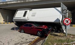 Bartın'da belediye halk otobüsünün otomobilin üzerine devrildiği kazada 46 kişi hastaneye kaldırıldı