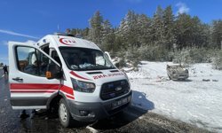 Bolu'da takla atan hafif ticari araçtaki 3 kişi yaralandı