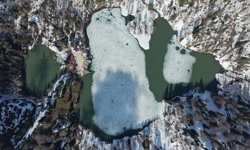 Borçka Karagöl Tabiat Parkı karla kaplı doğasıyla ziyaretçilerini ağırlamaya devam ediyor