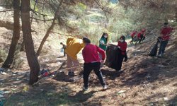 Boyabat'ta öğrenciler çevre temizliği yaptı