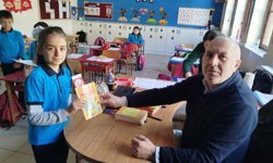 Boyabat'ta yazar Erdoğan Car, mezun olduğu ilkokulda öğrencilerle buluştu