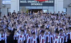 Bursa İnegölspor forması bin 100 öğrenciye dağıtıldı
