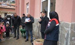 Çaykara'da öğrencilere meyve fidanı dağıtıldı