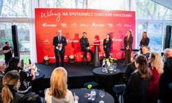 Corendon Airlines, oyuncular Özge Yağız ve Yusuf Çim'i Varşova'da hayranlarıyla buluşturdu