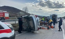 Çorum'da devrilen otomobildeki 3 kişi yaralandı