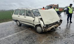 Çorum'da iki otomobilin çarpıştığı kazada 3 kişi yaralandı