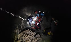 Çorum'da kayalıklardan uçuruma düşen kişi ekiplerce kurtarılmaya çalışılıyor