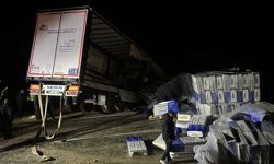 Çorum'da tırın devrilmesi sonucu Kırıkkale-Tokat kara yolu ulaşıma kapandı