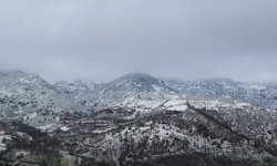 Çorum'un yüksek kesimlerine nisan ayında kar yağışı sürüyor