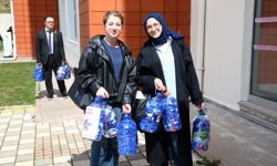 Dersi projeye dönüştüren üniversiteliler özel gereksinimli bireyler için 200 bin kapak topladı