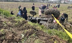 Düzce'de devrilen traktörün sürücüsü hayatını kaybetti