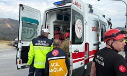 Düzce'de kavşakta çarpışan iki aracın sürücüleri yaralandı