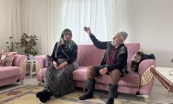 Felçli kayınpederine 27 yıldır özenle bakıyor