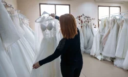 Gelinlikler hayalleri İzmir Bornova'da gerçeğe dönüşüyor