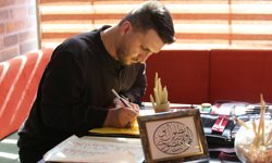 Genç hattat çalışmalarıyla geçmiş ile gelecek arasında köprü kuruyor