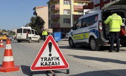 Gerze'de hafif ticari araçla motosikletin çarpıştığı kazada 1 kişi yaralandı