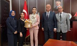 Gerze'de kütüphane görevlilerinden Kaymakam Büyüker'e ziyaret
