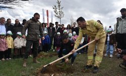 Gümüşhane'de fidanlar toprakla buluşturuldu