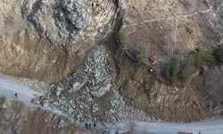 Gümüşhane'de grup köy yolu heyelan nedeniyle ulaşıma kapandı