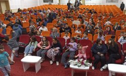 Havza'da 'Profesör Çokbilmiş ve Süper Dostlar' çocuk oyunu sahnelendi