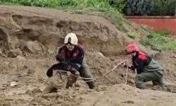 İzmir Torbalı'da çamura saplanan iki çocuğu itfaiye kurtardı