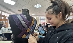 Kadınlar eşlerinin kullanmadığı kravatlarla kendilerine yeni kıyafetler tasarladı