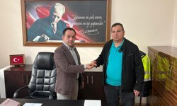 Kastamonu'da belediye işçisinin bulduğu 17,5 gram altın sahibine teslim edildi