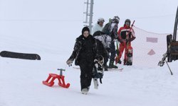 Kayak sezonu uzatılan Palandöken'de hafta sonu yoğunluğu yaşanıyor
