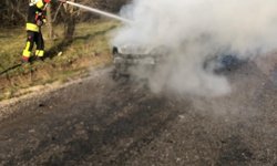 Ladik'te seyir halindeki otomobil yangın sonucu kullanılamaz hale geldi