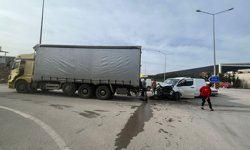 Merzifon'da kamyonla çarpışan hafif ticari aracın sürücüsü yaralandı