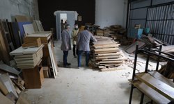 Meslek lisesi öğrencileri eski sıra ve masaları yeni ürünlere dönüştürüyor