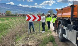 Niksar'da köy yollarında eskiyen veya eksik olan tabelalar yenileniyor