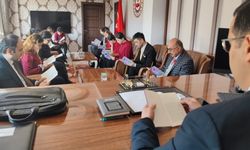 Oğuzlar Kaymakamı Tokur, öğrencilerle makamında kitap okudu