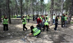 Osmaniye'de Yeşilay gönüllüleri, şehit aileleri ve öğrencilerle çevre temizliği yaptı
