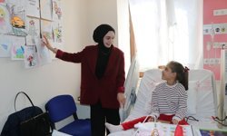 Rizeli diyaliz hastası Melek, gönüllü öğrencilerin desteğiyle okuma yazma öğreniyor