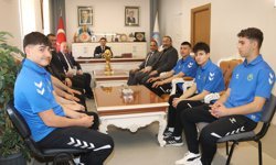 Şampiyon hentbolcular Taşova Kaymakamı Kartal'ı ziyaret etti