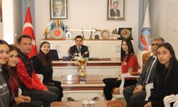 Şampiyon voleybolculardan Kaymakam Kartal'a ziyaret