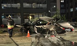 Samsun'da ağaca çarpan otomobilin sürücüsü yaralandı