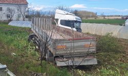 Samsun'da tarlaya giren tırın sürücüsü yaralandı