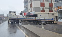 Samsun'da tır sürücüsü kazada sıkışan dorseyi kurtarmak isterken yaralandı