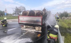 Samsun'da tomruk yüklü tırın dorsesinde çıkan yangın söndürüldü
