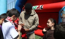 Samsunsporlu futbolcular, 23 Nisan şenliğinde köy çocukları ile buluştu