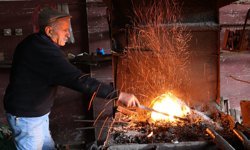 Samsun'un 'ihtiyar delikanlısı' 81 yıldır örs başında demir dövüyor