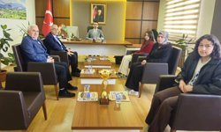 Saraydüzü'nde Kaymakam Ünal, bocce turnuvasında birinci olan öğrencileri ağırladı