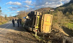 Sinop'ta devrilen tırın sürücüsü yaralandı