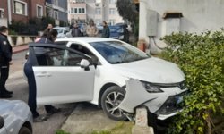 Sinop'ta otomobil park halindeki 4 araca çarptı