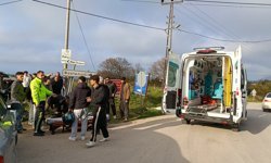 Sinop'ta otomobille çarpışan motosikletteki 2 kişi yaralandı