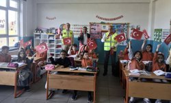 Sinop'ta THK'den öğrencilere Türk bayrağı