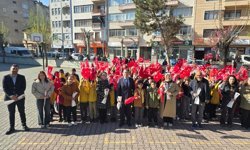 Taşköprü'de öğrenciler okula bayraklarla geldi